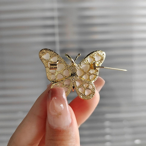 Alloy Brooch Pin With Rhinestone Faux Artificial Pearl Butterfly Bee Flower Shape Elegant Jewelry For Women Coat Sweater Accessories