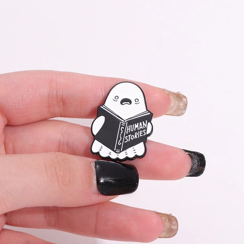 Fantôme de Dessin Animé Lisant Livre Human Stories Pin's Émaillé Alliage Broche Halloween Badge Pour Sac à Dos Vêtements Bijoux