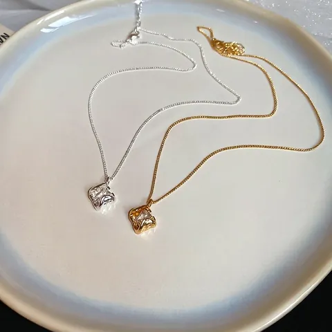 Collana Con Pendente Quadrato Cavo Geometrico Zircone Rame Placcato Oro 18K Catena Clavicola Delicata Stile Di Lusso Per Donne