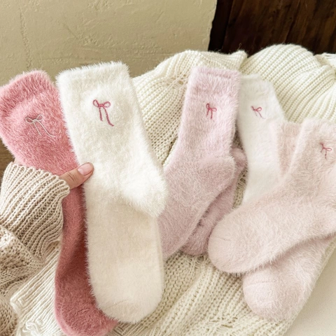 Chaussettes Pelucheuses Hiver Femmes Épaissies Chaudes Nœud Brodées Chaussettes Mi-Mollet Style Ins Douces Nylon Sommeil
