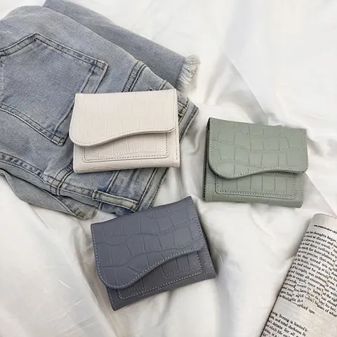 Petit Portefeuille Femme À Trois Volets Cuir PU Motif Crocodile Fentes Pour Cartes Poche Monnaie Rabat Incurvé Mode