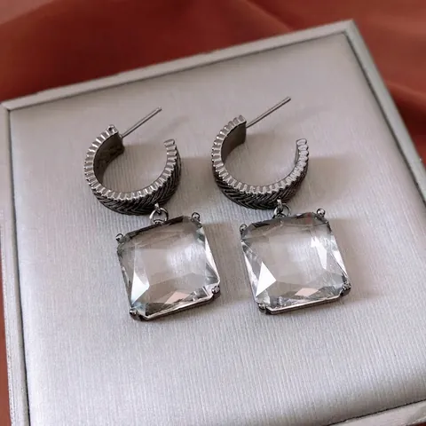 Vintage C-Förmige Strukturierte Creolen Mit Quadratischem Glasanhänger Und Silberner Ohrmutter Elegantes Damenjuwel