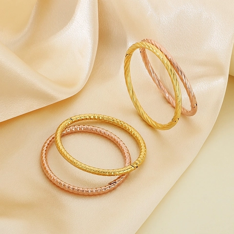 Edelstahl Armreif Gedrehtes Design Hammerschlag Textur Minimalistischer Modeschmuck Damen Klappverschluss