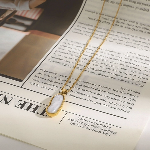 Collana con Ciondolo in Perla Artificiale in Acciaio Inossidabile Placcato Oro 18K Lusso Leggero Collana a Goccia a Striscia Lunga Minimalista Donna