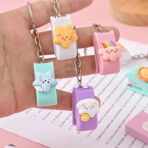 Mini Nietmachine Sleutelhanger Draagbare Bureau Nietmachine Voor Studenten Inclusief Nietjes Cartoon