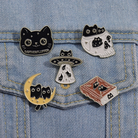 Spilla In Smalto Gatto Nero Pin Lega Zinco Cartone Animato UFO Teschio Luna Libro Design Gioielli Abbigliamento Zaino