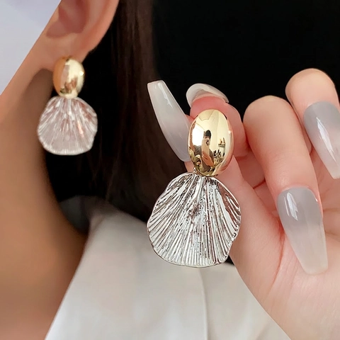 Mode Bicolor Gefaltete Muschel Metallische Hängeohrringe Legierung Mit Silbernen Ohrsteckern Elegant Luxus Schmuck Damen