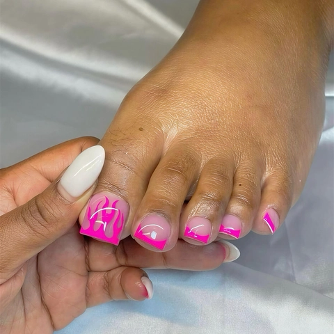 Vlammenpatroon French Tip Press On Teennagels Roze Glanzende Hars Kunstmatige Kunstnagels Trendy Voetdecoratie Voor Vrouwen