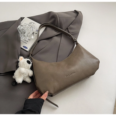 Sac Hobo Femme Cuir PU Croissant Sac À Épaule Sous L'aisselle Avec Pendentif Ours En Peluche Style Rétro Minimaliste