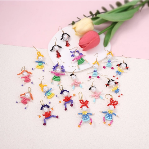 Handgefertigte Perlen Cartoon Puppe Hängeohrringe Mit Künstlichen Perlen Süße Kleine Mädchen Figuren Bunte Perlen Haken Ohrringe Schmuck Damen