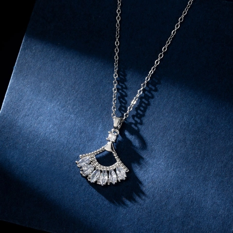 Collier À Pendentif En Forme D'Éventail Acier Titane Cuivre Zircon Ajouré Géométrique Bijoux Minimalistes Pour Femmes Élégant Style Ins