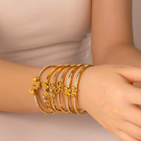 Elegante Bracciale Rigido Con Fiocco Placcato Oro 18K Acciaio Inossidabile Zircone Perla Artificial Bigiotteria Donna