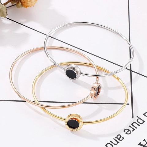 Edelstahl Manschettenarmband Minimalistisches Offenes Armreif Für Damen Mit Graviertem Rundem Schwarzem Anhänger Schmuck