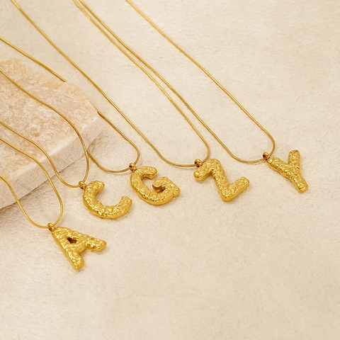 Collana Con Pendente Iniziale In Acciaio Inossidabile Placcato Oro 18K Texture Lava Martellata Catena A Serpente Per Donne