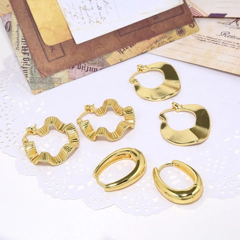 Minimalist 18K Gold Plated Copper Hoop Earrings For Women Western Style Geometric Wavy U-Shaped Smooth Hollow Earrings Jewelry Gift