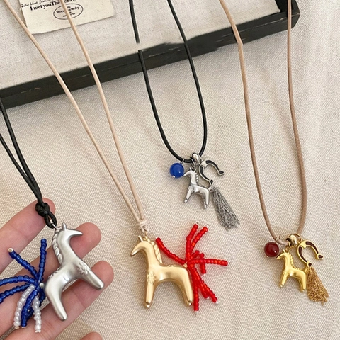 Pferde Anhänger Halskette Legierung Tier Charme Bunte Perle Quaste Lange Verstellbare Schnur Minimalistisches Accessoire Für Damen