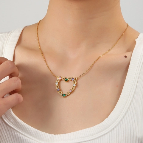 Collier À Pendentif Cœur Design Creux Cuivre Plaqué Or 18K Micro Pavé Zircone Colorée Bijoux De Mode Élégants Pour Femmes