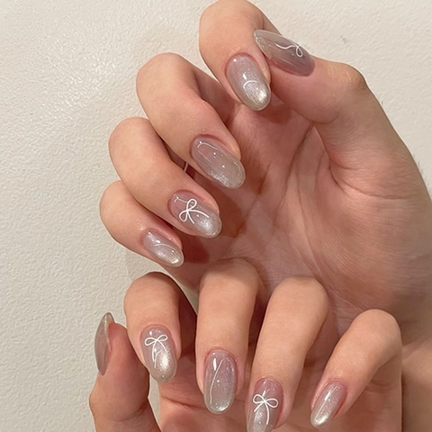 Unghie Finte Occhio Di Gatto Corte Tonde Grigio Argento Perla Artificialte Motivo A Fiocco Manicure Elegante