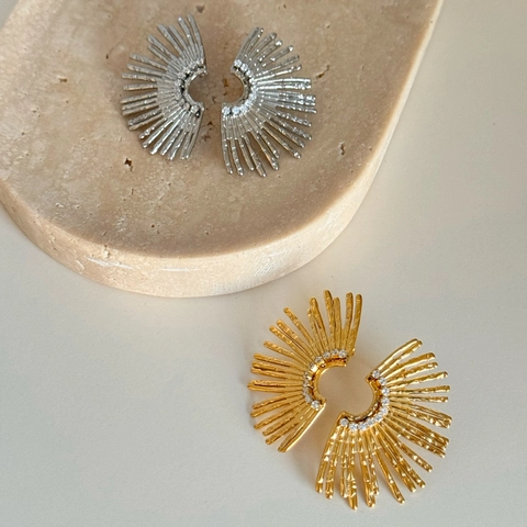 Vintage Sonnenstrahl Ohrringe 18K Vergoldeter Edelstahl Fächerform Mit Weißem Zirkonia Gehämmerte Metalltextur