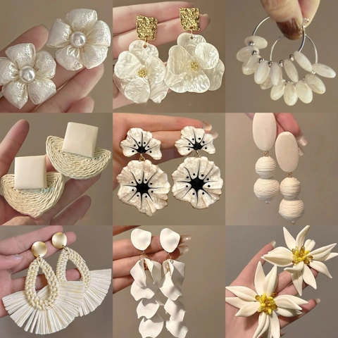 Pendientes De Perlas Artificiales Con Flores Y Poste De Plata Elegante Diseño De Pétalos De Tela Con Concha Blanca Para Mujer