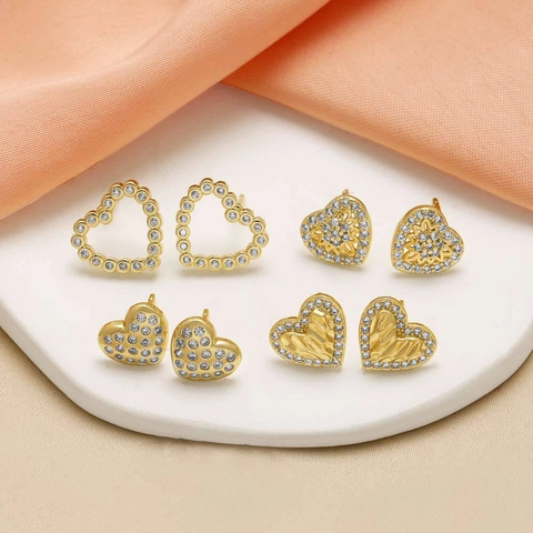 Boucles d'Oreilles Clous Cœur en Cuivre Plaqué Or 18K Minimalistes pour Femmes Bijou Cœur Ajouré Orné de Strass