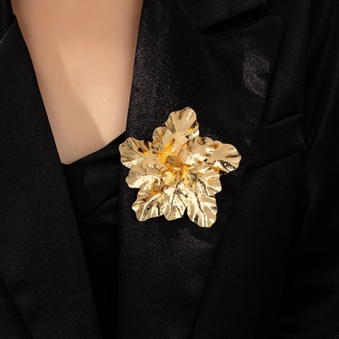 Luxueuse Grande Broche Fleur Dorée pour Femmes Métal 3D Texture Pétale Floral Broche Élégante Banquet Bijoux de Mode