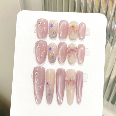 Faux Ongles Faits Main Fleurs 3D Œil De Chat Dégradé Strass Künstliche Perle Nœud Décor Longue Forme Amande Stiletto