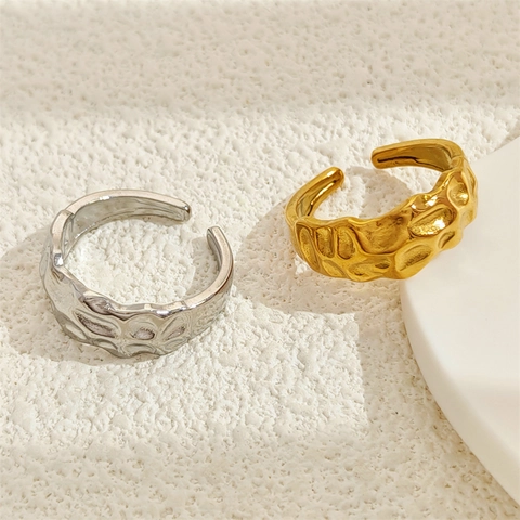 Anello Aperto in Acciaio Inossidabile Martellato alla Moda per Donna Placcato in Oro 18K Regolabile Texture Geometrica Gioielli Minimalisti