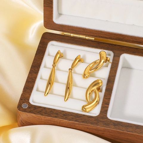 Moderne 18K Vergoldete Edelstahl Ohrringe In Wasserfall Und Verdrehter Geometrischer Form Für Damen Minimalistisches Design