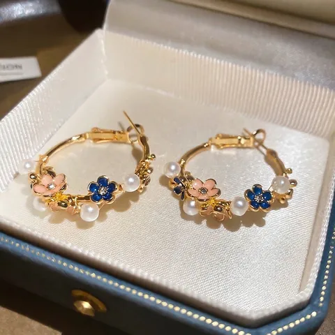 Pendientes De Aro Retro Elegantes Con Flor De Esmalte E Imitación De Perla Artificial Con Poste De Plata De Ley 925 Para Mujer