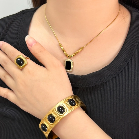 Set di Gioielli Retrò in Acciaio Inossidabile Placcato Oro 18K Pietra Nera Collana Bracciale Orecchini Anello Donna