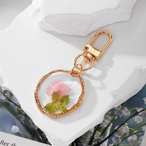 Porte-Clés Artisanal en Résine avec de Vraies Fleurs Séchées Style Pastoral Pendentif de Sac Marguerite pour Femmes Accessoire