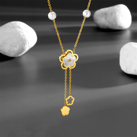 Elegante Camellia Schelp Hanger Halsketting Titaniumstaal Goud Kunstparel Kwastje Halsketting Voor Dames Mode Sieraden