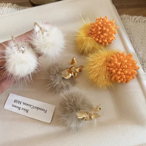 Bloem Pompon Hangeroorbellen Met Zilveren Oorsteker Legering Strass Herfst Winter Elegante Mode Sieraden Dames