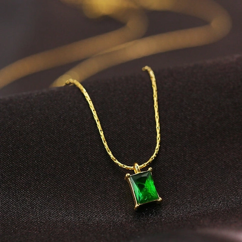 Smaragdgrüne Rechteckige Zirkon Anhänger Halskette Edelstahl Vergoldet Französischer Vintage Stil Schmuck Für Damen