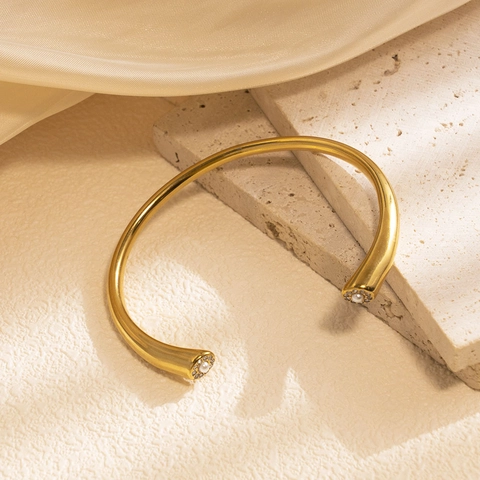 Elegante Bracciale Rigido a C in Acciaio al Titanio Placcato Oro per Donna con Zirconia e Perla Artificiale Gioielli di Lusso