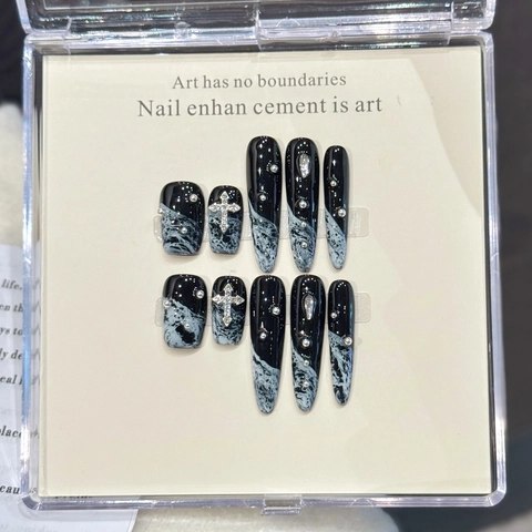 Handgemachte Schwarze Press On Nägel Mit Silbernem Kreuz Metallperlen Marmormuster Gothic Punk Lange Mandel Stiletto Künstliche Nägel
