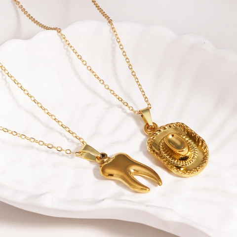 Collier Avec Pendentif Chapeau De Cow-Boy Et Dent Rétro En Acier Inoxydable Plaqué Or Bijoux De Déclaration Pour Femmes