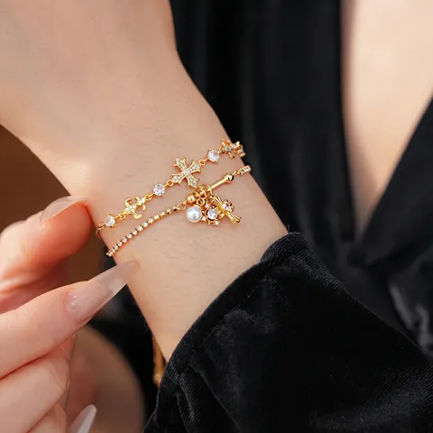 Elegante Bracciale In Rame Placcato Oro Con Ciondoli A Croce E Stella Perla Artificial Sintetica Bianca Zirconia Regolabile