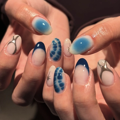 Blaue Künstliche Nägel Mit Farbverlauf French Smudge Mandelform Künstliche Nägel Mit 3D Metallstern Künstlerisch Elegant Damen