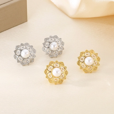 Pendientes De Botón De Flor Elegantes Para Mujer Con Pétalos Huecos De Acero Inoxidable Y Perla Artificial Blanca Estilo Lujo