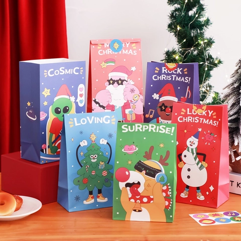 Weihnachtsgeschenktüten Aus Weißem Kraftpapier Tragbare Handgezeichnete Cartoon Verpackungsbeutel Für Feiertagsfeiern Mit Siegelaufklebern