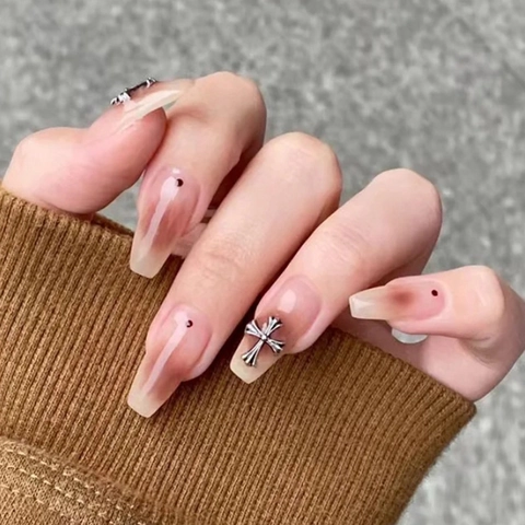 Blush Ombre Press On Nägel Lange Sargform Mit Gotischer Kreuz Metalldekoration Süßer Cooler Punk Stil Für Frauen