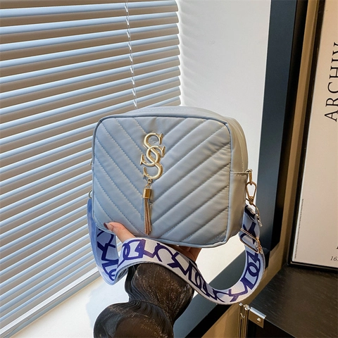 Borsa A Tracolla In Pelle PU Trapuntata Con Logo In Metallo Nappa E Ampia Tracolla Fantasia Da Donna
