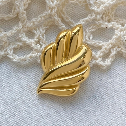 Vintage Stainless Steel Leaf Brooch For Women High Polished Gold Plated Plant Pin For Suit Dress Fashion Jewelry Accessory