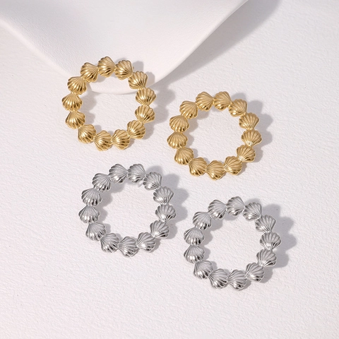 Pendientes Redondos Con Diseño De Concha De Acero Inoxidable Chapado En Oro De 18K Estilo Elegante De Vacaciones Para Mujer