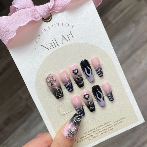 Handgemaakte Press On Nails Roze Zwart Gradiënt Gothisch Kruis Metalen Ketting Hart Vlam Y2K Lange Trapezium Kunstnagels