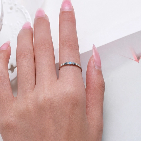 925 Sterling Silber Schmuckset Blau Weiße Zirkonia Dünner Ring Ohrstecker Einfach Nische Elegant Für Frauen