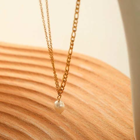 Collana A Doppio Strato Placcata Oro 18K Acciaio Inossidabile Perla Artificial D'acqua Dolce Catena Figaro Asimmetrica Gioielli Eleganti Da Donna