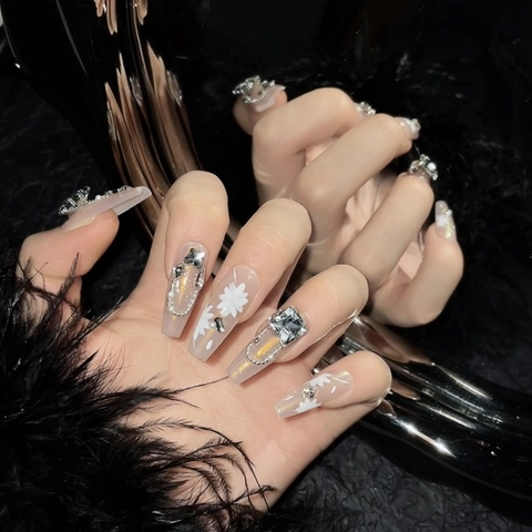 Handmade Press On Nails Long Coffin Pink Nude Cat Eye With Large Rhinestones White Flower Artificial Pearl Chain Reusable Luxury
